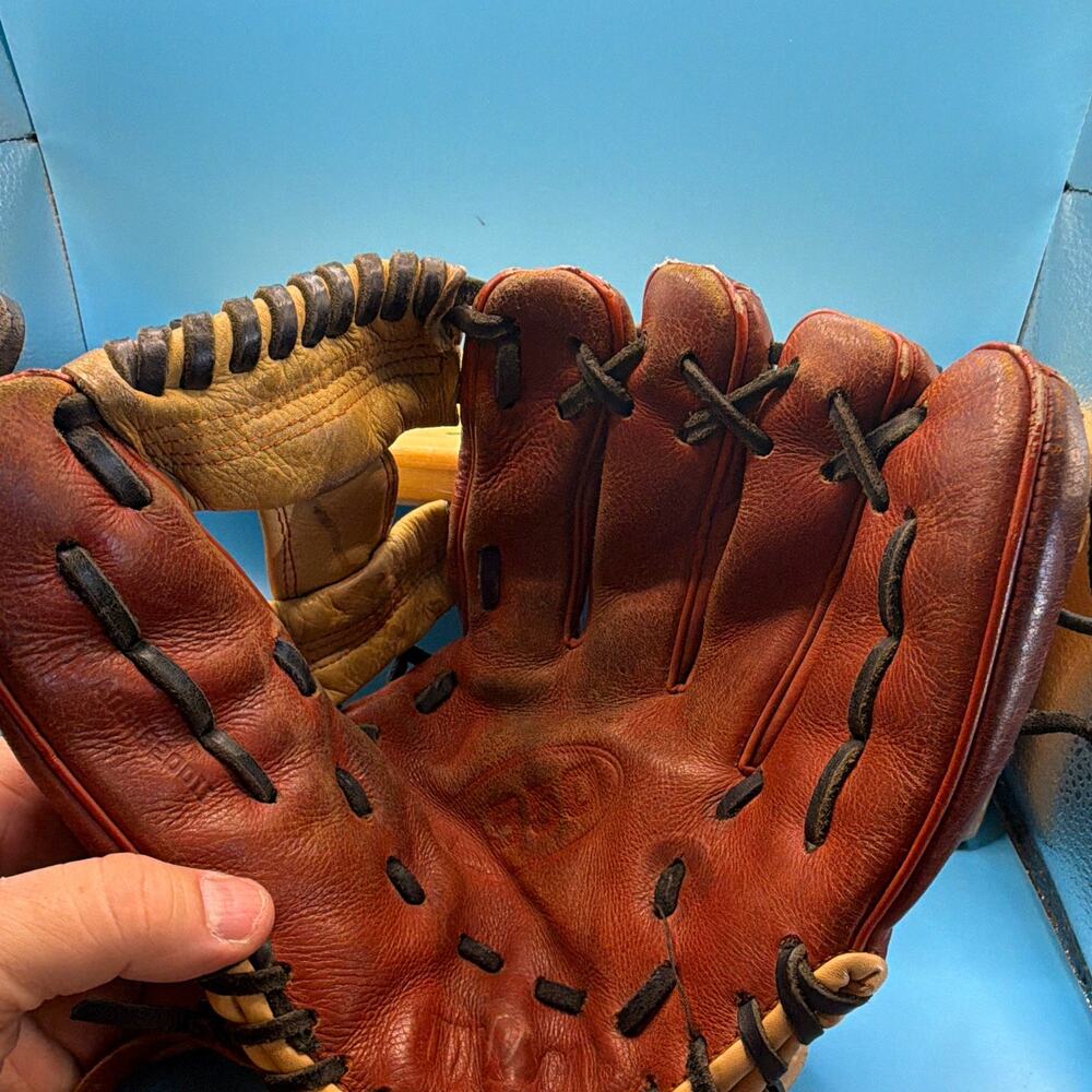 Wilson A550 11" right Hand Throw Leather Baseball/Softball Glove Brown Tan
